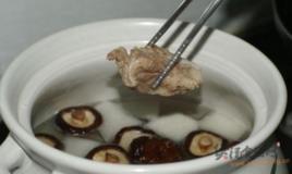 白蘿蔔香菇胡椒豬骨湯 白蘿蔔香菇胡椒豬骨湯