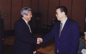 1999年10月14日，李鵬會見來訪的越南共產黨中央政治局常委范世閱