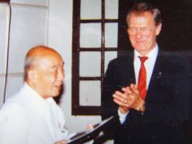 （圖）1985車，美國電影電視工程師攝影協會主席伊迪向顏鶴鳴頒發終身榮譽會員證章