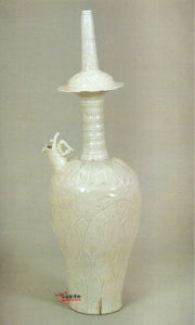 北宋白釉刻花蓮瓣紋龍首大淨瓶 北宋白釉刻花蓮瓣紋龍首大淨瓶