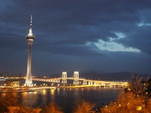 晚霞映照下的觀光塔