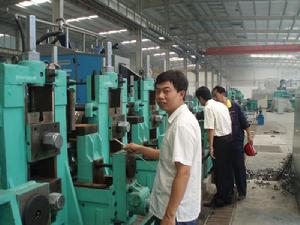 張慧明和他心愛的焊管設備