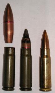 從左至右：SP-5型9 39步槍彈的彈頭和彈殼