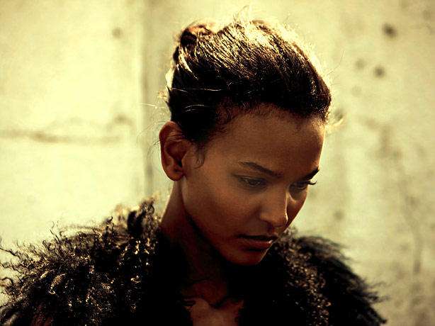 她出生在索馬里 童年時先後被強姦、遭閹割、嫁60老漢 最後卻驚艷全世界 她出生在索馬里 童年時先後被強姦、遭閹割、嫁60老漢 最後卻驚艷全世界