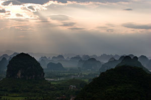 （圖）太陽照在葡萄鎮上