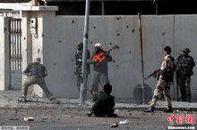 利比亞戰火中淡定哥彈吉他