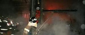 （圖）消防官兵在滅火