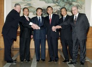 2004年第二輪六方會談的各國首席代表們於中國北京釣魚台合影留念。