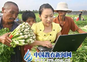 （圖）山東省博興縣西谷王村村委會主任助理劉敏（中），利用網路幫助農民查看無公害蔬菜銷售信息。