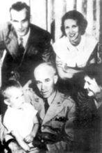 布萊德雷夫婦與女兒、女婿及外孫在一起