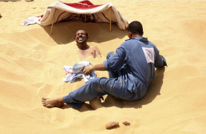 埃及人熱衷沙漠日光浴