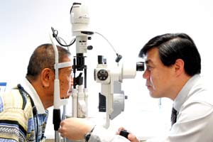 （圖）球後視神經炎檢查