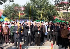 朱先生帶領百名藥工祭拜藥王（圖中）