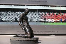 酋長球場外的亨利跪滑銅像