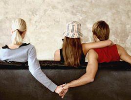 腳踏兩隻船[漢語俗語]