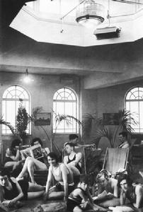 1933年3月，英國多賽特郡普爾市，人造日光浴