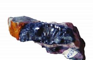 天然黑色瀝青鈾礦照片