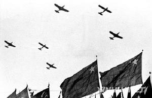 1949年10月1日，開國大典上，新中國空軍的飛機從天安門上空飛過