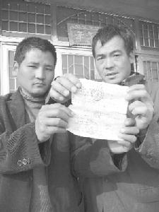 張文燕（左）和霍益軍（右）出示“信訪保證金”收條。