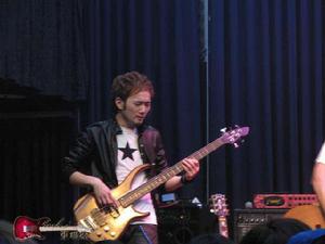 鐙[台灣樂團東城衛的貝斯手]