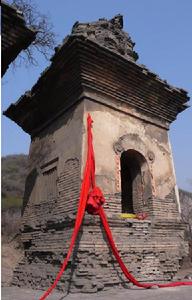 （圖）開化寺連理塔（左）