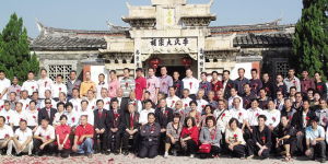 部分出席李火德與世界客家族群文化藝術研討會暨宗親捐建工程竣工慶典的火德公裔孫及嘉賓在“李氏大宗祠”前合影。