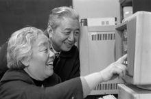 閔恩澤和夫人陸婉珍在一起工作