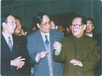 江澤民同志視察長征電氣