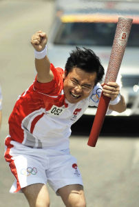 創辦人王金雲在傳遞北京奧運火炬