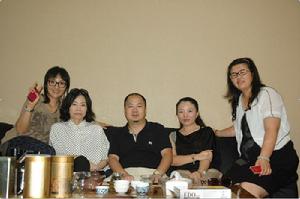 曹賢玉(左二)任浩天(中)張菁(右二)