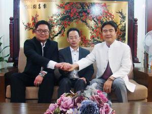 玄易大師、李維教授、集團董事長鄭曉華合照