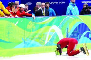 著名運動員王濛在比賽現場跪謝李琰 