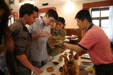 王新明向威尼斯孔子學院學生傳授竹雕