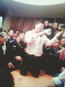 張愛華下跪求饒