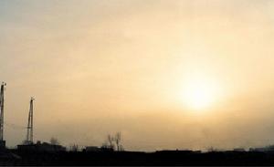 測站東方天空中分布著勻卷層雲，雲層較薄，比較均勻，透過雲層可見太陽，低空雲層較厚，呈暗灰色。