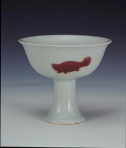 明宣德景德鎮窯釉里紅三魚紋高足杯 明宣德景德鎮窯釉里紅三魚紋高足杯