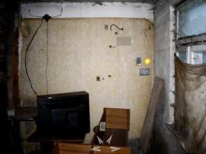 逃出倒塌的磚房