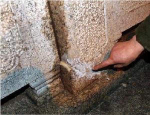 橋南側裂開巨大裂縫的欄桿已用膠暫時粘上