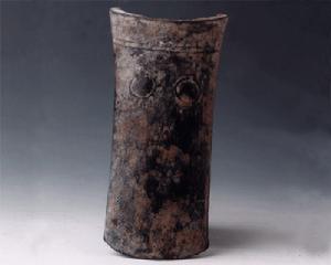 雙月紋弧形青銅钁(東周)