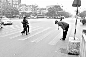 呂軍海90度鞠躬勸阻亂穿馬路 每天鞠躬200個