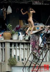 陽台上的裸身女孩 陽台上的裸身女孩