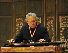 楊青老師撫琴照