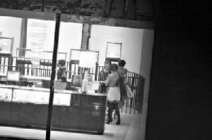 張柏芝和湯唯正在淮海路香港廣場一家奢侈品店內取景拍攝電影《極速天使》。