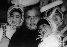 康克清和兒童們在一起