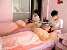 美容師精心為顧客服務