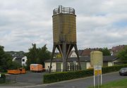 （圖）在德國一處服務站點裡的鹽水儲藏塔