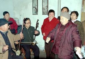 海州宮調老戲迷們正圍在兩個老琴師周圍吟唱