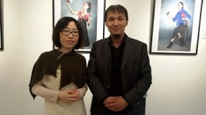 中國著名書畫家、抽象藝術家和民間思想家朱明與攝影家米恩嘉合影