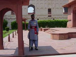 伊克巴爾陵墓 伊克巴爾陵墓