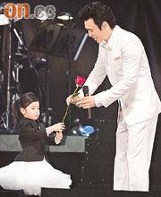 女兒鍾懿上台送花並獻吻，令阿B甜到心裡。